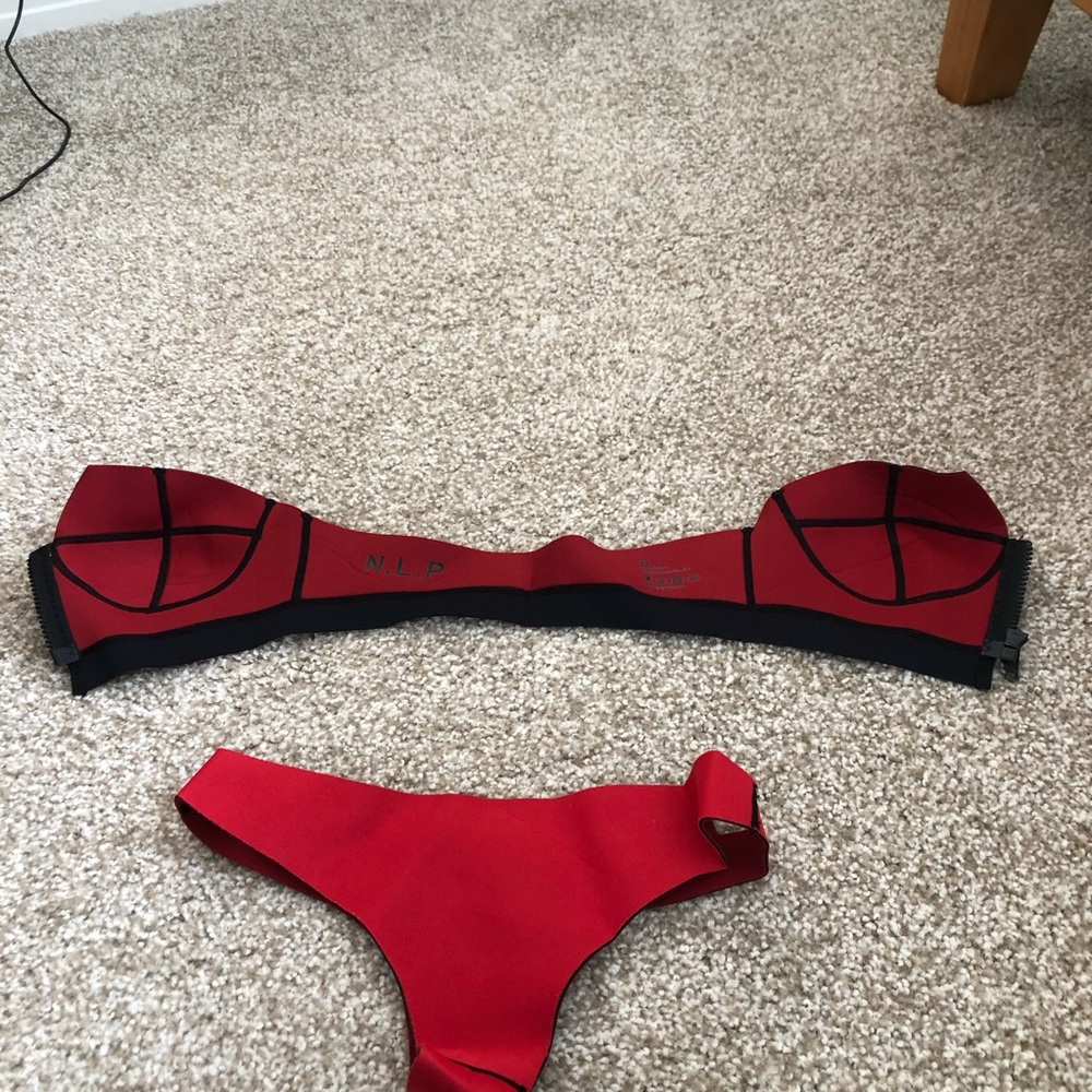 Red bikini - Picture 13 of 15